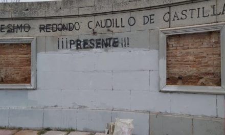 La alcaldesa popular de Labajos destroza el monumento a Onésimo Redondo