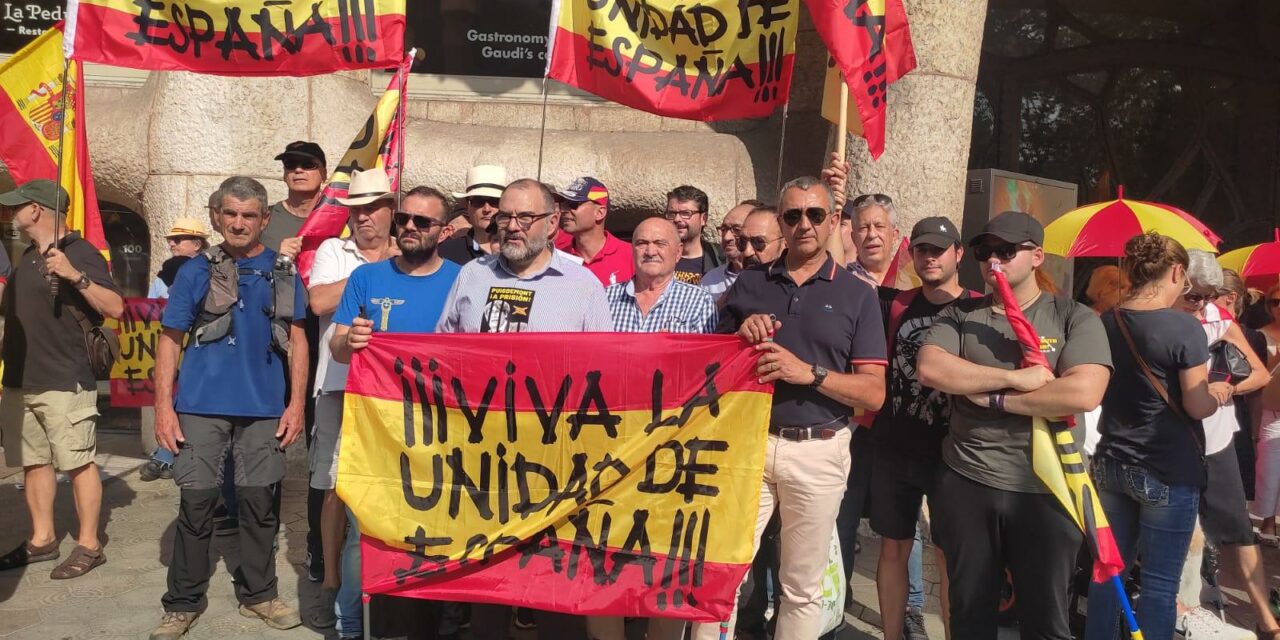 Falangistas en Barcelona por España: ni amnistía, ni referéndum, ni constitución