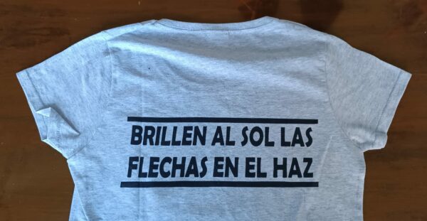 Camiseta gris JFE: "Brillen al sol las flechas de mi haz" - Imagen 2